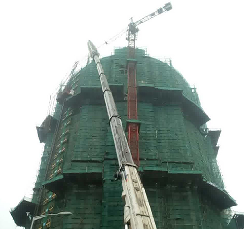 资中吊车在工地上作业